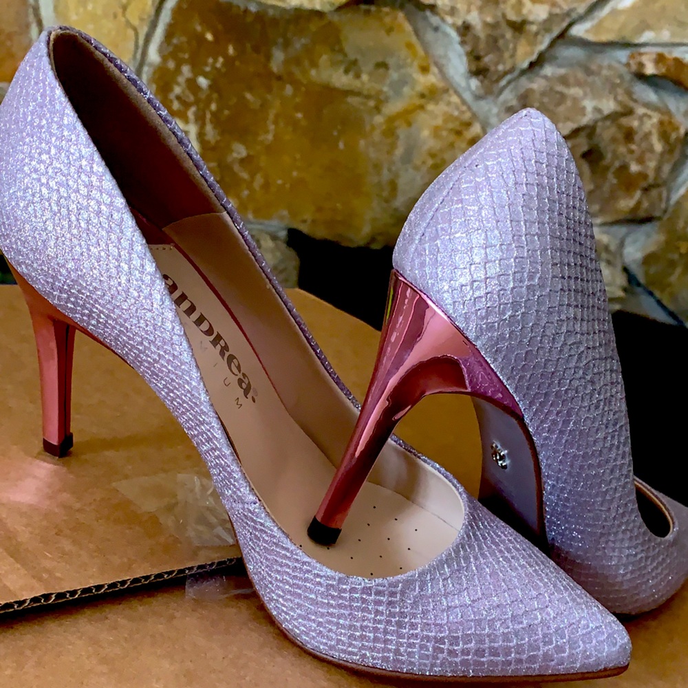 Beautiful sparkling heels new out of there box!
